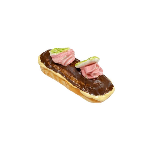 Eclair With Roses