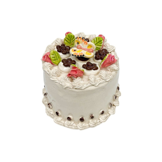 Vanilla Cake With Rosettes And Chocolate Candy 1