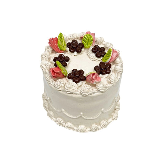 Vanilla Cake With Rosettes And Chocolate Candy 2